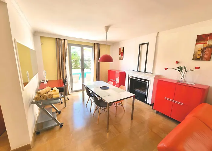 Stunning Home With Outdoor Swimmingpool, 4 Bedrooms And Wifi