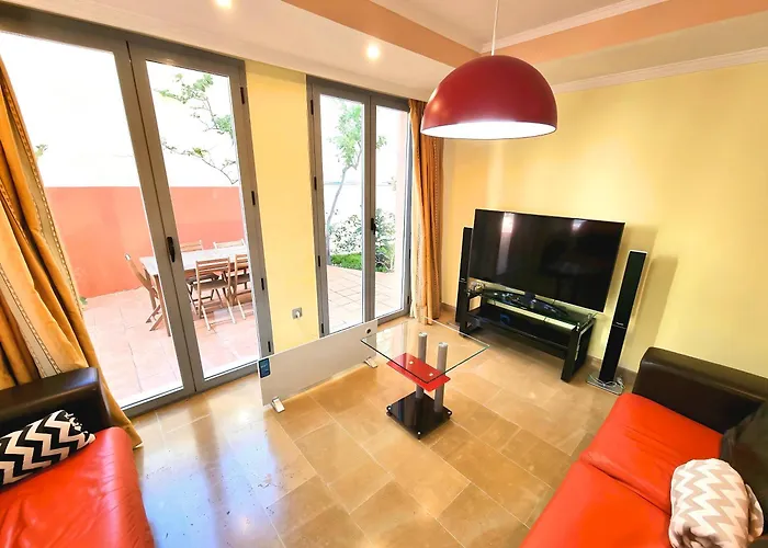 Stunning Home With Outdoor Swimmingpool, 4 Bedrooms And Wifi