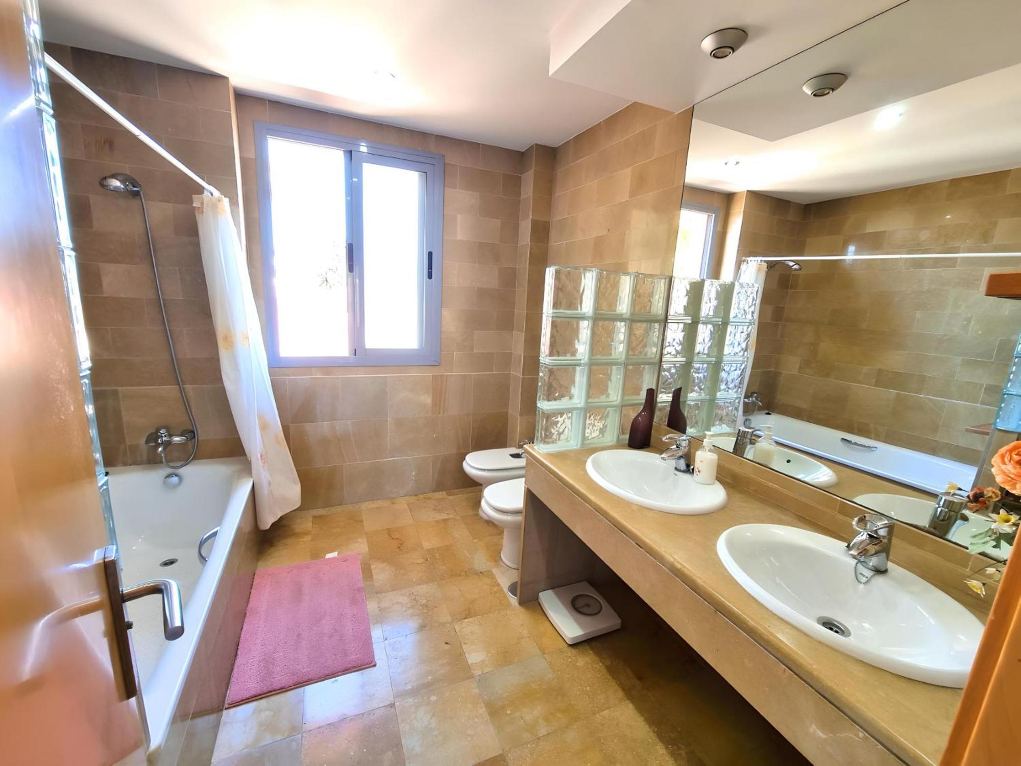 Vakantiehuis Stunning With Outdoor Swimmingpool, 4 Bedrooms And Wifi *