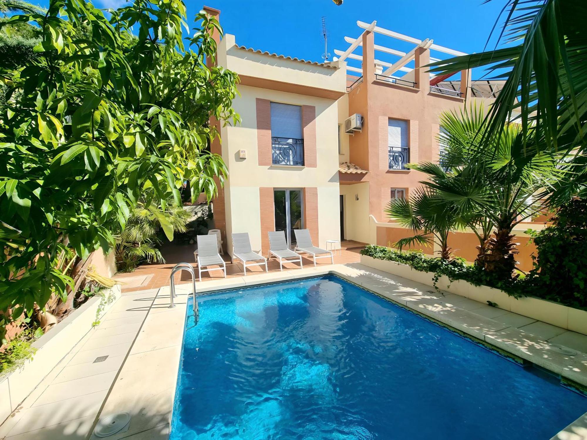 Stunning With Outdoor Swimmingpool, 4 Bedrooms And Wifi Vakantiehuis